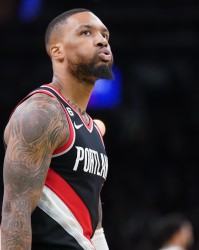 联手小杨😍利拉德得分+三分领跑拓荒队史⌚季后赛两次戴表绝杀