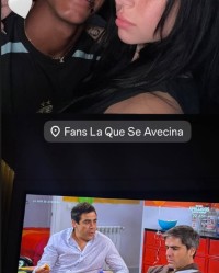 🤍亚马尔女友晒照，相拥一起看西班牙情景喜剧