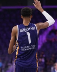 杏彩体育app-37分7三分5封盖 文班亚马美国首秀引爆社交媒体