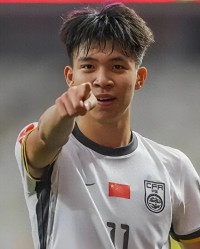 杏彩体育-国足0-4日本，王钰栋遭网暴，著名监制：150万欧身价，停球3米远