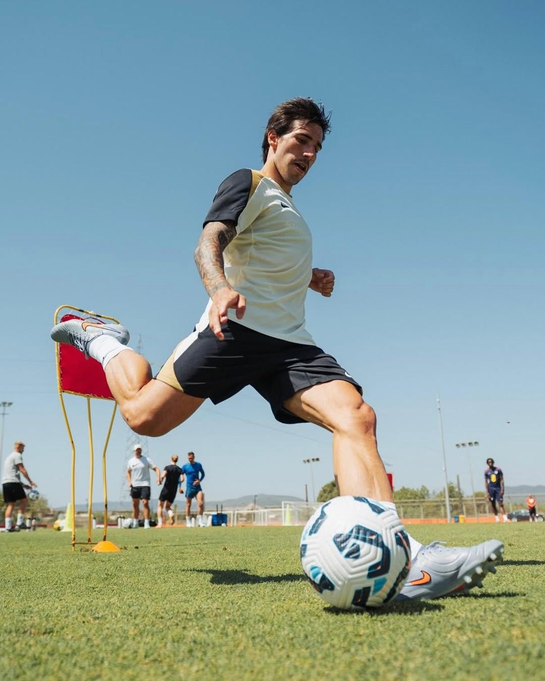 Getting into the rhythm @nikefootball.jpg